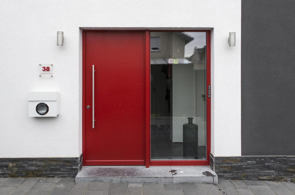 Ob eine Haustür aus Aluminium oder Holz – bei Fenster Knaut werden Sie das Richtige finden